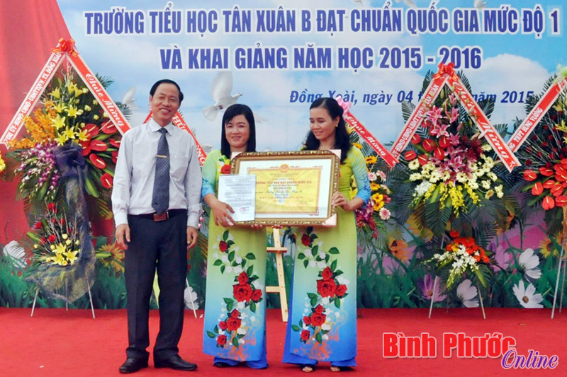 Tiểu học Tân Xuân B đón bằng công nhận đạt chuẩn quốc gia mức độ 1 Tiểu học Tân Xuân B đón bằng công nhận đạt chuẩn quốc gia mức độ 1
