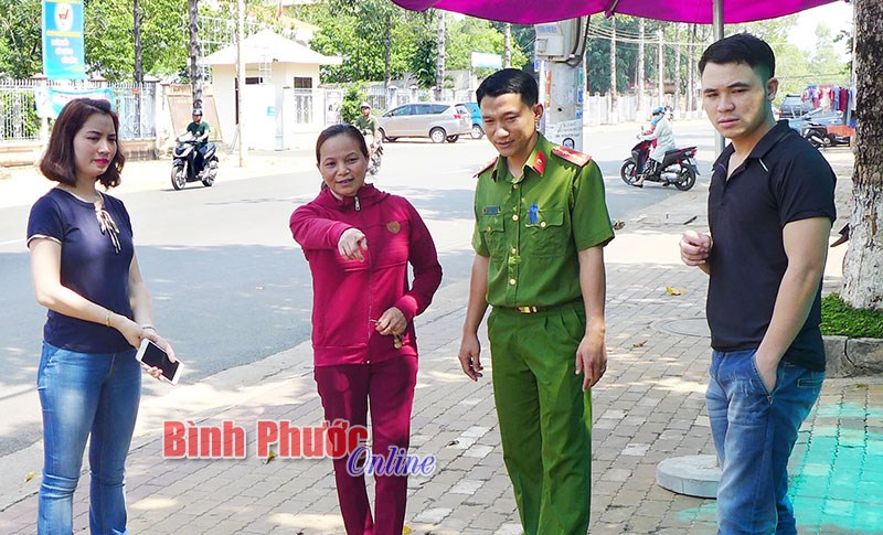 Trả lại 300 triệu đồng cho khách uống cà phê bỏ quên Trả lại 300 triệu đồng cho khách uống cà phê bỏ quên