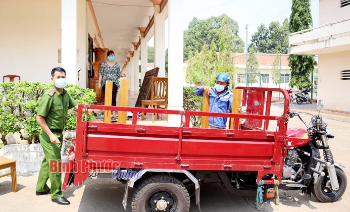 Người dân vui mừng nhận lại tài sản bị trộm cắp Người dân vui mừng nhận lại tài sản bị trộm cắp