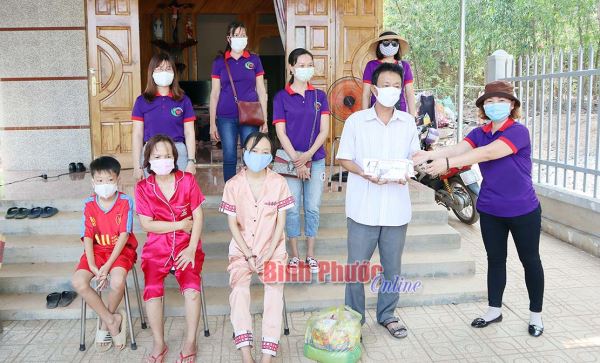 Gần 380 triệu đồng hỗ trợ 2 mẹ con bị bệnh hiểm nghèo Gần 380 triệu đồng hỗ trợ 2 mẹ con bị bệnh hiểm nghèo