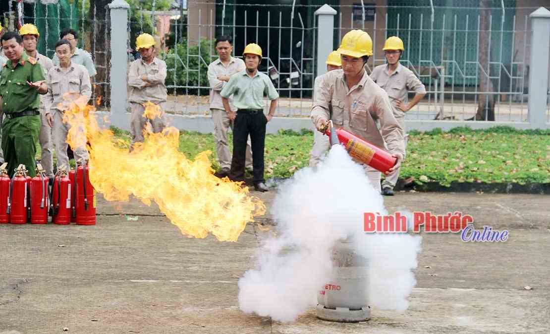 Cán bộ, công nhân Thủy điện Thác Mơ tập huấn PCCC Cán bộ, công nhân Thủy điện Thác Mơ tập huấn PCCC