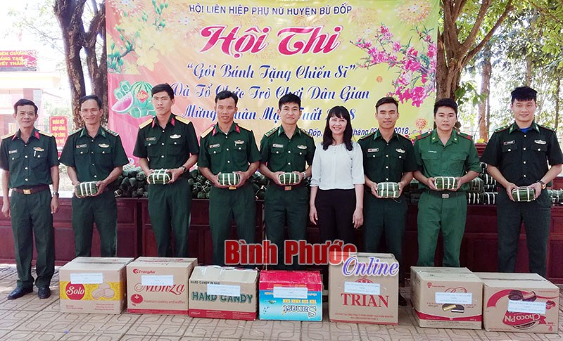 Ấm áp tình quân dân qua hội thi “gói bánh tặng chiến sĩ” Ấm áp tình quân dân qua hội thi “gói bánh tặng chiến sĩ”