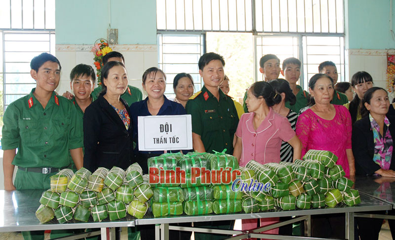 Những chiếc bánh ấm tình quân dân Những chiếc bánh ấm tình quân dân