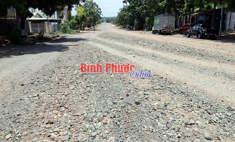 Đường Đoàn Thị Điểm xuống cấp nặng