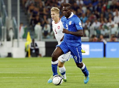 Italia và Hà Lan vào vòng chung kết World Cup 2014