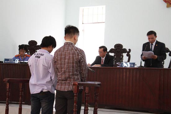 Cướp đồ ăn trị giá 45.000 đồng, lãnh 10 tháng tù Cướp đồ ăn trị giá 45.000 đồng, lãnh 10 tháng tù