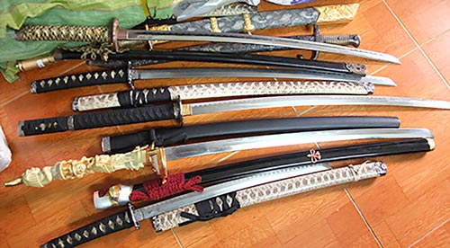 Phát hiện kho kiếm Nhật, mã tấu giữa trung tâm Cần Thơ