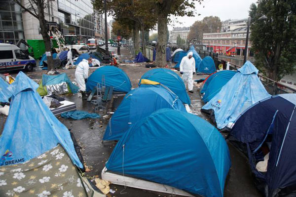 Pháp chuyển người di cư khỏi trại ở Paris