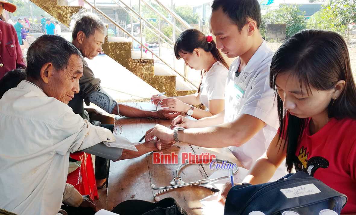 Khám bệnh, tặng quà đồng bào DTTS ấp Bù Tam Khám bệnh, tặng quà đồng bào DTTS ấp Bù Tam