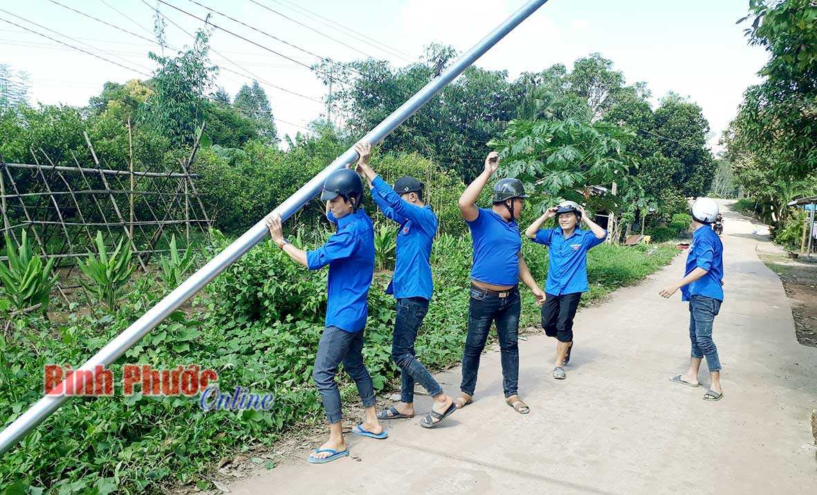 Thanh niên Đồng Xoài thắp sáng tuyến đường Thanh niên Đồng Xoài thắp sáng tuyến đường