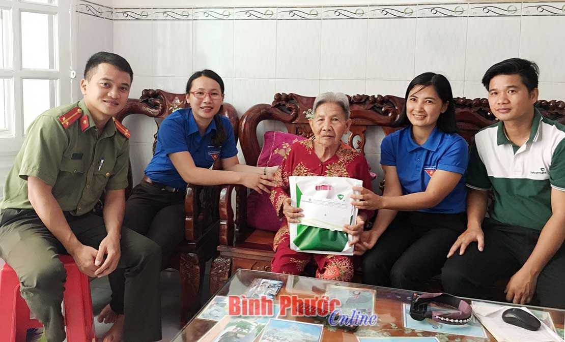 Tuổi trẻ Bình Phước thăm và tặng quà gia đình chính sách