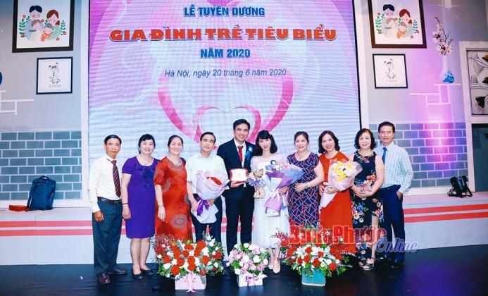 “Thuận vợ, thuận chồng tát biển Đông cũng cạn”