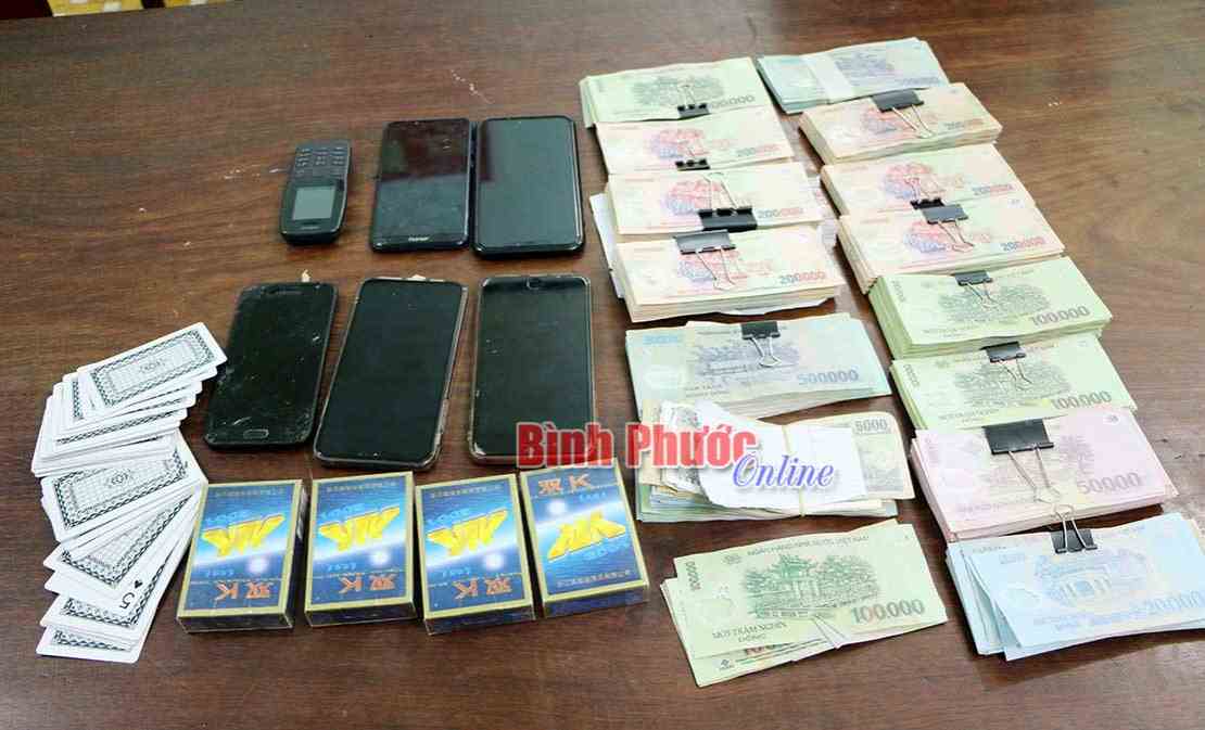 Phá sòng bạc quý bà thu số tiền trên 150 triệu đồng