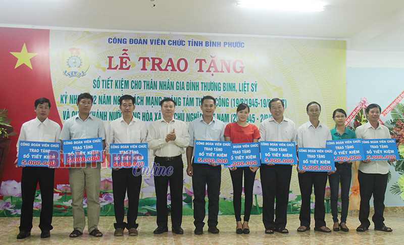 40 sổ tiết kiệm tặng thân nhân gia đình thương binh, liệt sĩ 40 sổ tiết kiệm tặng thân nhân gia đình thương binh, liệt sĩ