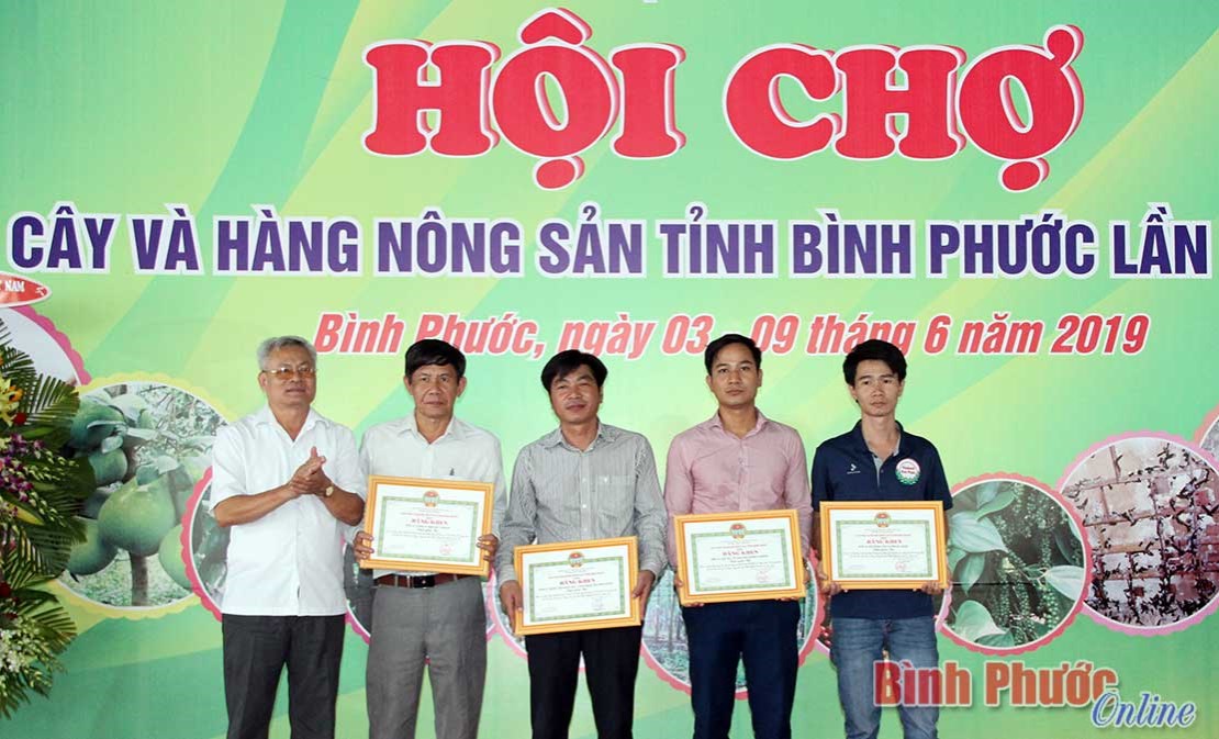 Bế mạc hội chợ trái cây và hàng nông sản Bình Phước lần thứ IV
