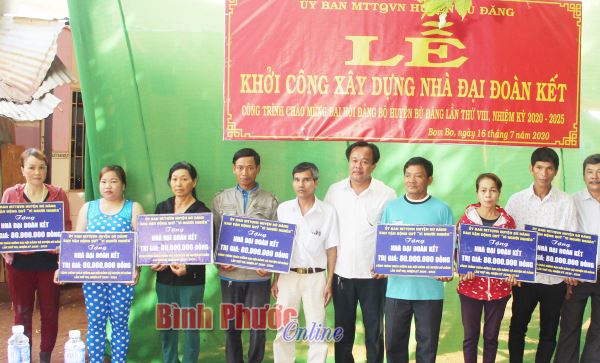 Bù Đăng trao tặng 10 căn nhà Đại đoàn kết Bù Đăng trao tặng 10 căn nhà Đại đoàn kết