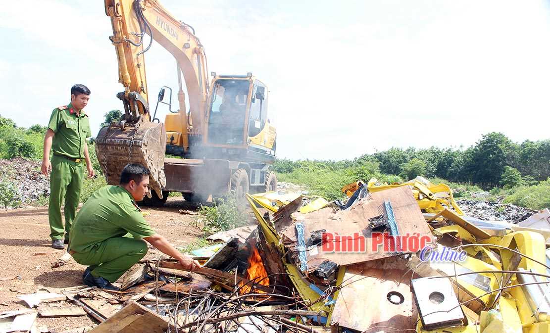 Bù Đốp: Tiêu hủy 5 máy bắn cá điện tử
