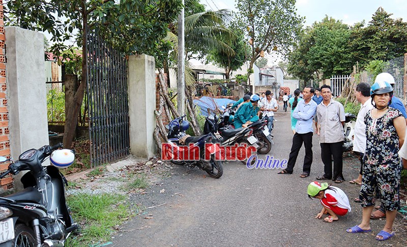Con gái đi làm về phát hiện cha chết bên thư tuyệt mệnh