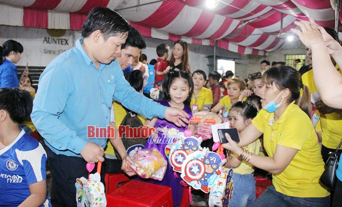 Con em công nhân vui “Đêm hội trăng rằm”