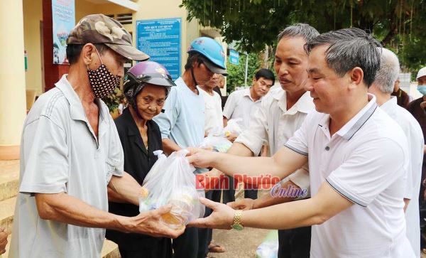 Tặng 200 phần quà cho hộ nghèo