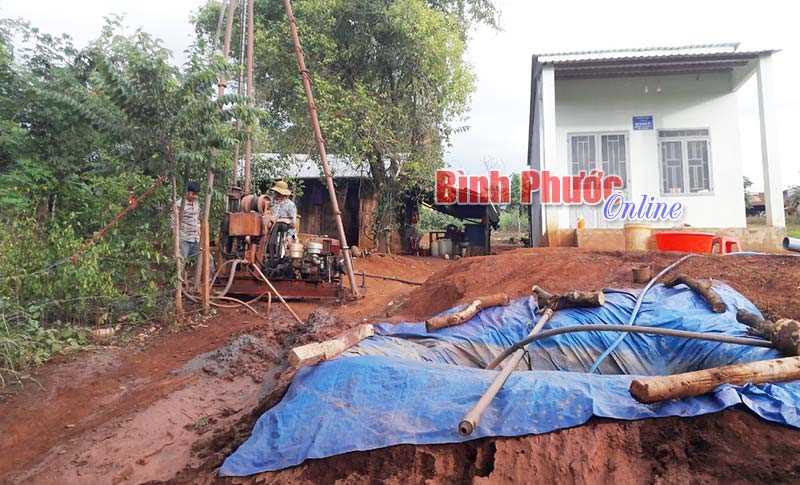 Tặng giếng khoan cho đồng bào DTTS nghèo xã Đường 10