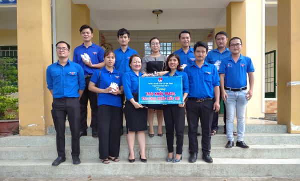 Tặng khẩu trang, nước rửa tay cho học sinh Trường Tiểu học Tân Lập
