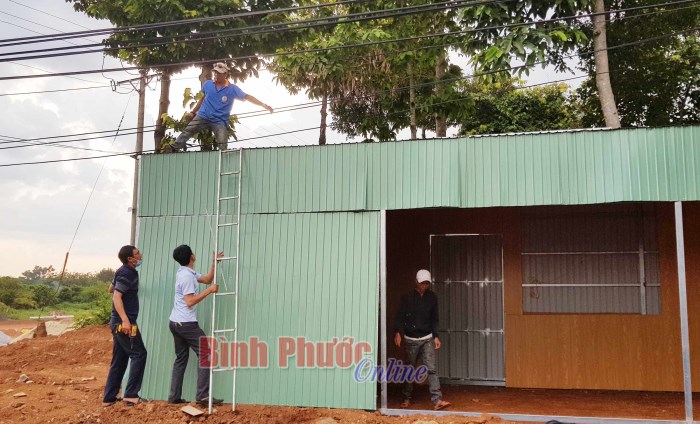 Đồng Xoài: Tháo dỡ nhà tiền chế lấn chiếm hành lang đường bộ