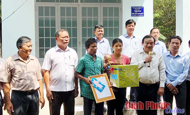 Bàn giao 2 căn nhà “Nghĩa tình Sông Bé yêu thương” Bàn giao 2 căn nhà “Nghĩa tình Sông Bé yêu thương”