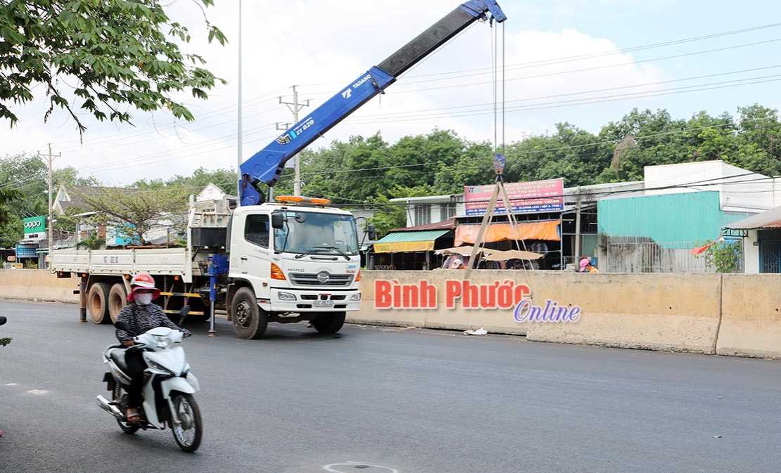 Cần thêm dải phân cách có chiều cao tối đa trên QL13 Cần thêm dải phân cách có chiều cao tối đa trên QL13