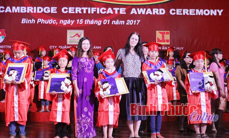 250 học viên nhận chứng chỉ Anh ngữ Cambridge