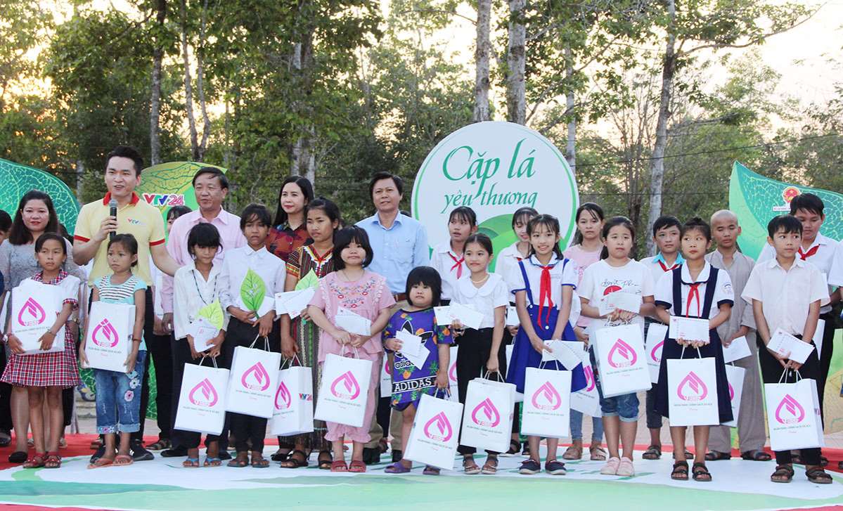 “Cặp lá yêu thương” trao 36 suất học bổng cho trẻ em nghèo Bình Phước