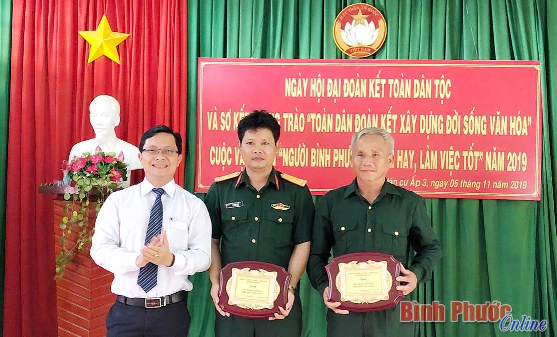 Lãnh đạo tỉnh dự Ngày hội đại đoàn kết toàn dân tộc Lãnh đạo tỉnh dự Ngày hội đại đoàn kết toàn dân tộc