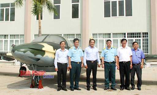 Bảo tàng tỉnh tiếp nhận 2 máy bay A37 và UH-1
