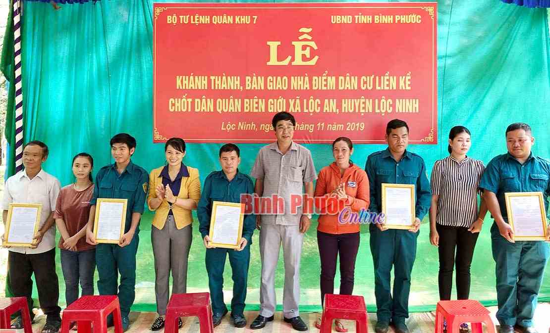 Bàn giao nhà điểm dân cư liền kề chốt dân quân biên giới Lộc An