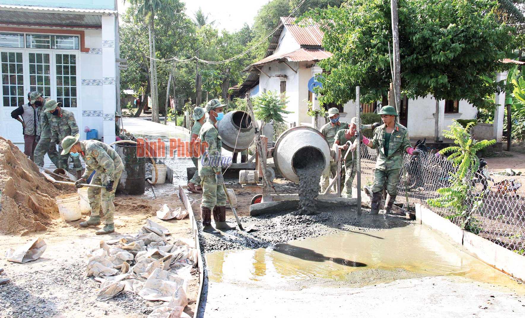3 thôn DTTS khó khăn ở Lộc Khánh được hỗ trợ vật liệu để làm đường 3 thôn DTTS khó khăn ở Lộc Khánh được hỗ trợ vật liệu để làm đường