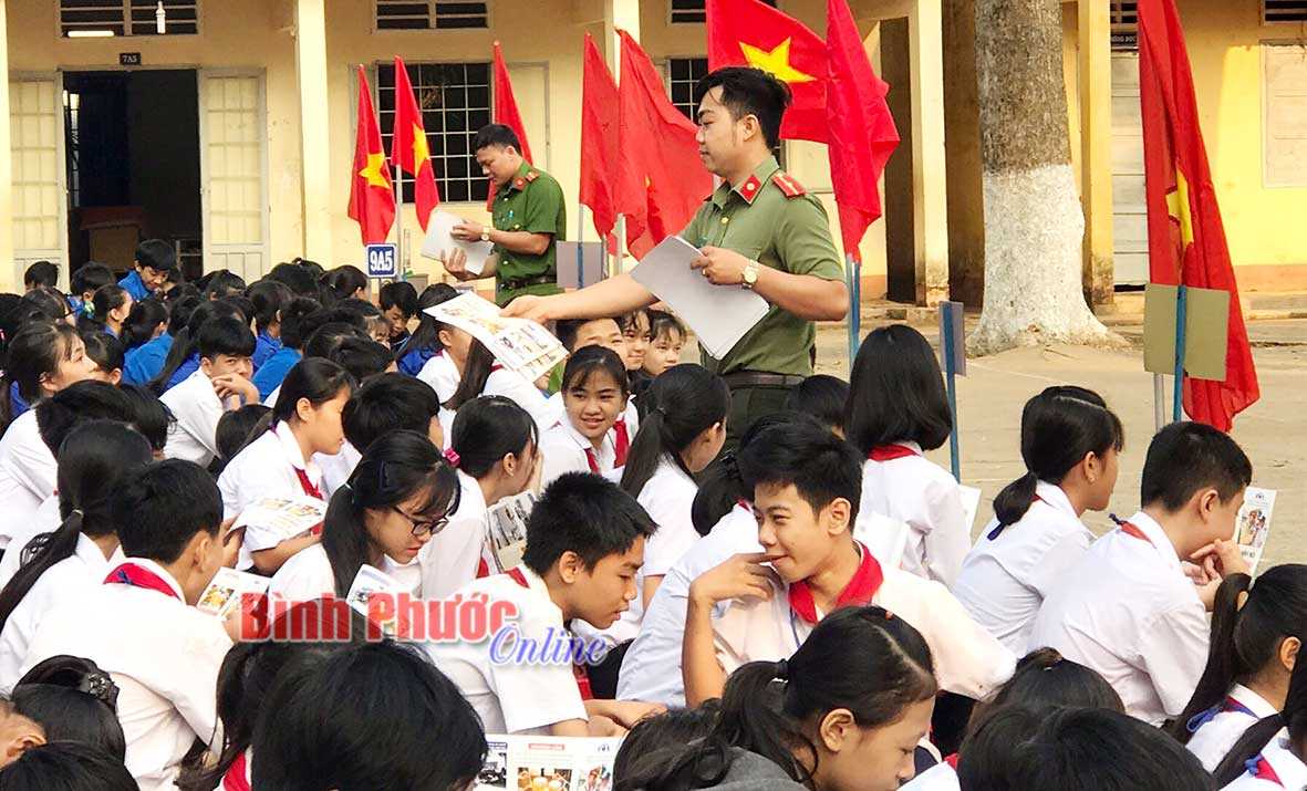 Hơn 600 học sinh tham gia “Tiết chào cờ thân thiện” Hơn 600 học sinh tham gia “Tiết chào cờ thân thiện”