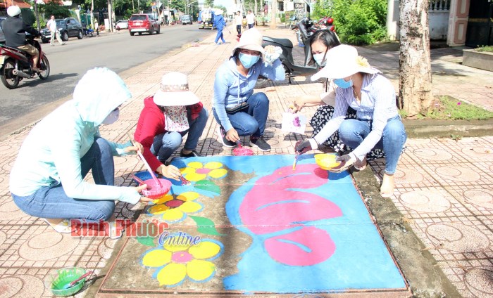 Thay “áo mới” cho nắp hố ga ở thành phố Đồng Xoài