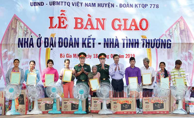 Bàn giao 11 căn nhà cho hộ nghèo thôn Hai Căn