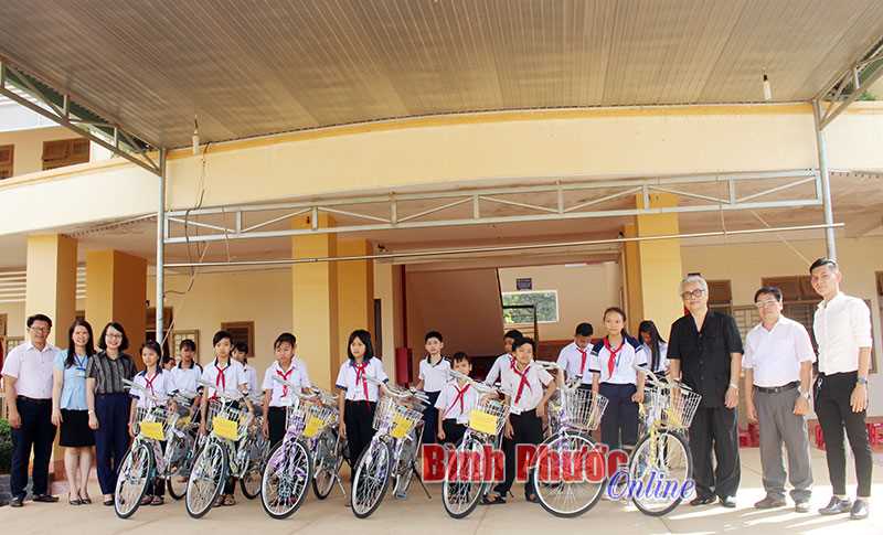 15 xe đạp và 130 áo ấm tặng học sinh nghèo xã Đồng Tiến 15 xe đạp và 130 áo ấm tặng học sinh nghèo xã Đồng Tiến