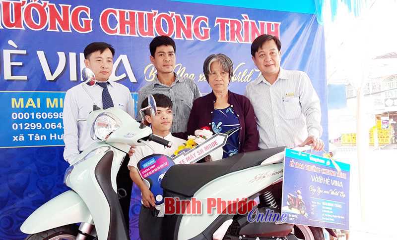 Khách hàng ở Hớn Quản trúng xe SH của Vinaphone Khách hàng ở Hớn Quản trúng xe SH của Vinaphone