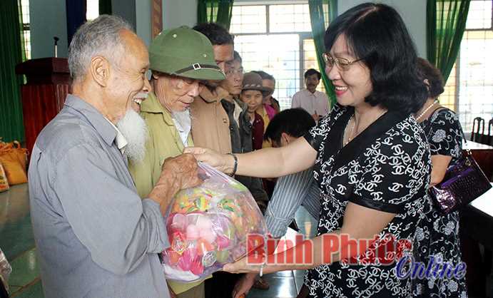 Sẻ chia với người khuyết tật, trẻ mồ côi và bệnh nhân nghèo Sẻ chia với người khuyết tật, trẻ mồ côi và bệnh nhân nghèo
