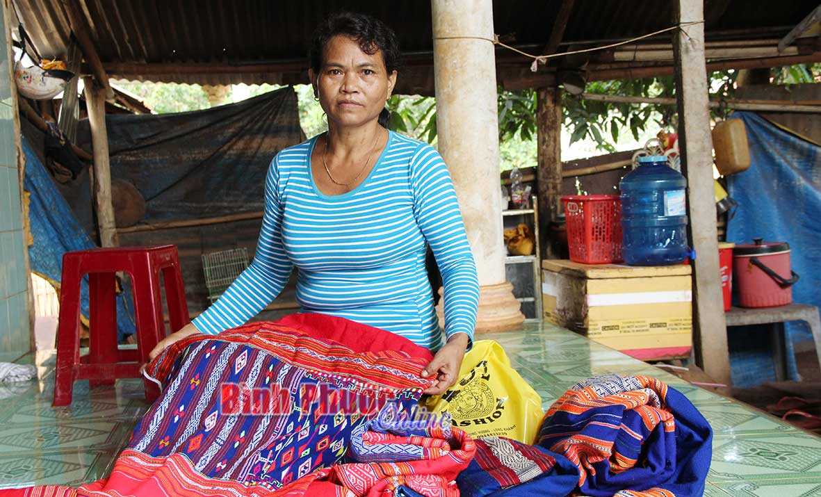 Xây dựng 5 mô hình trưng bày, bán sản phẩm trang phục truyền thống