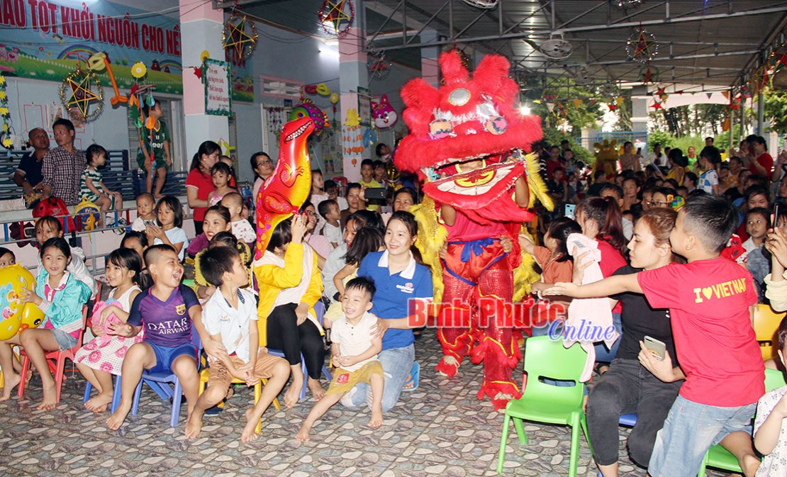 Con em công nhân Bắc Đồng Phú tham gia đêm hội trăng rằm