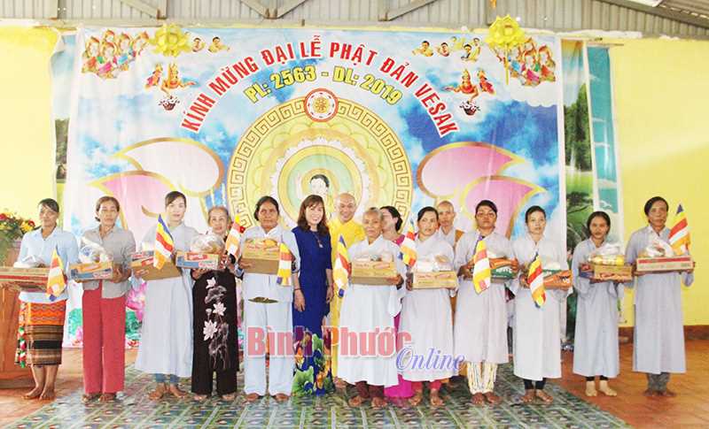 30 phật tử nghèo xã Thống Nhất được tặng quà