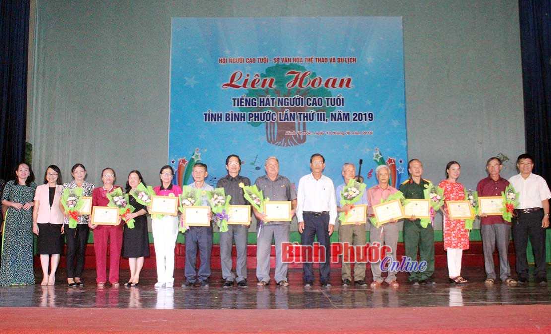 Đồng Phú nhất toàn đoàn liên hoan tiếng hát người cao tuổi