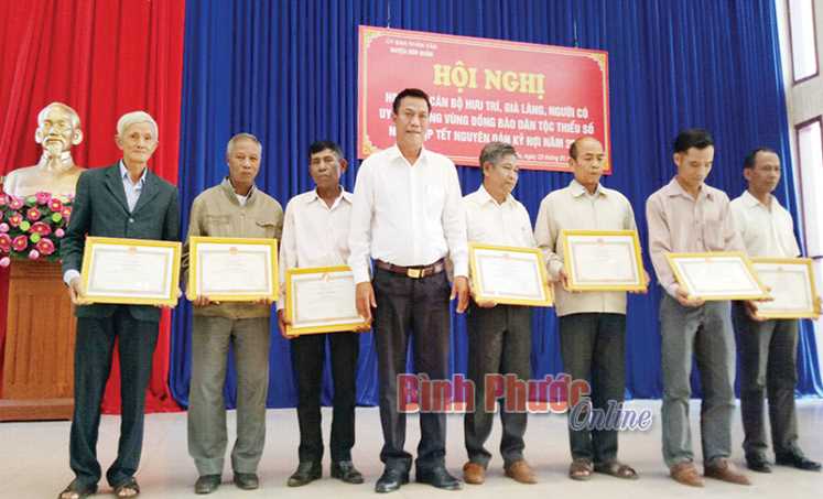 Hớn Quản: 16 già làng tiêu biểu, xuất sắc được hỗ trợ kinh phí hoạt động