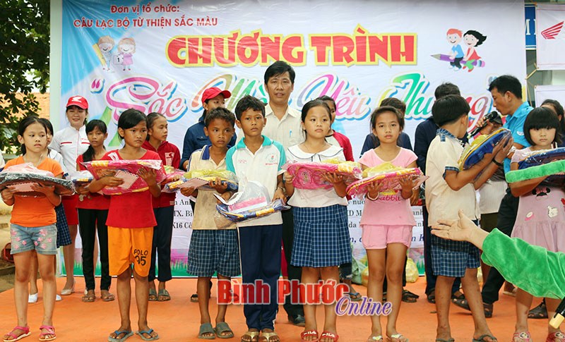 Trao học bổng cho học sinh nghèo ở An Khương