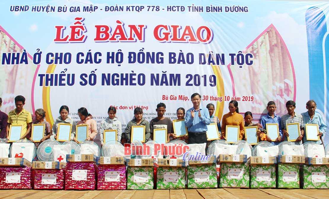 Bàn giao 17 căn nhà cho các hộ DTTS nghèo Bàn giao 17 căn nhà cho các hộ DTTS nghèo