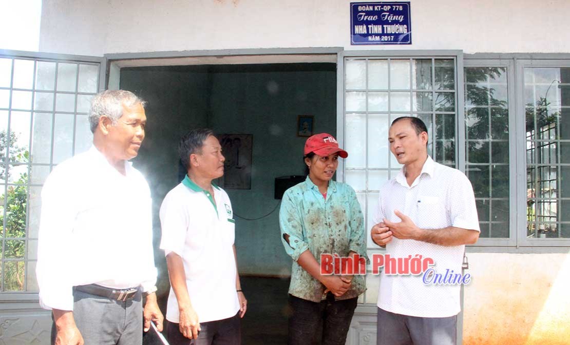 Bảo vệ biên giới gắn với nâng cao đời sống nhân dân Bảo vệ biên giới gắn với nâng cao đời sống nhân dân