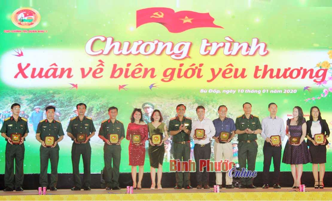 Xuân biên giới ấm lòng tình quân dân